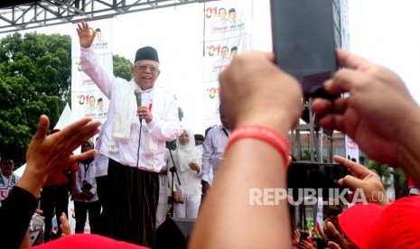 Calon Wakil Presiden nomor urut 01 Ma'ruf Amin melakukan orasi pada Kampanye Akbar Jokowi-Ma'ruf Amin di Lapangan Marzoeki Mahdi, Kota Bogor, Jawa Barat, Jumat (5/4/2019). 