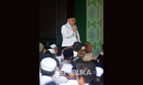 Calon wakil presiden nomor urut 01 Ma'ruf Amin memberi sambutan saat kunjungan di Pondok Pesantren Bumi Sholawat, Wonoayu, Sidoarjo, Jawa Timur, Sabtu (29/9). 