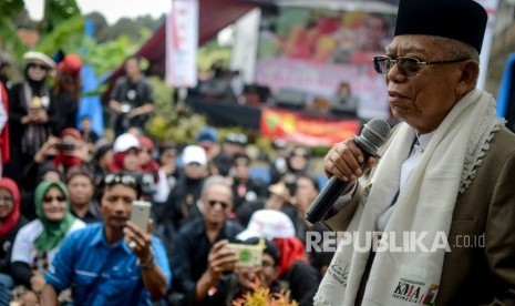 Calon Wakil Presiden nomor urut 01 Ma'ruf Amin memberikan pidato politiknya kepada relawan Jokowi-Maruf Amin saat kampanye di Desa Cigugur Girang, Parongpong, Kabupaten Bandung Barat, Jawa Barat, Ahad (20/1/2019).