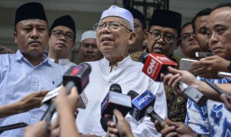 Calon Wakil Presiden nomor urut 01 Ma'ruf Amin (tengah) memberikan keterangan pers usai melakukan pertemuan tertutup dengan habib muda di kediamanya, di kawasan Menteng, Jakarta, Senin (24/9).