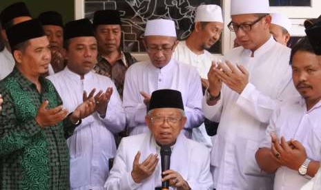 Calon wakil presiden nomor urut 01 Ma'ruf Amin (tengah)