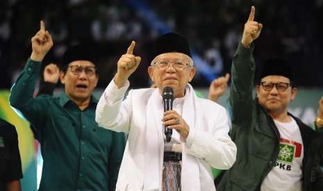 Vice presidential candidate number 01, KH Ma'ruf amin (center) attends consolidation of the National Awakening Party (PKB) cadres in Surabaya, East Java, Saturday (Sept 29).