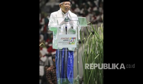 Calon Wakil Presiden nomor urut 01 Maruf Amin berpidato pada Majelis Taklim Bersalawat di Istora Senayan, Jakarta, Senin (8/4/2019). 