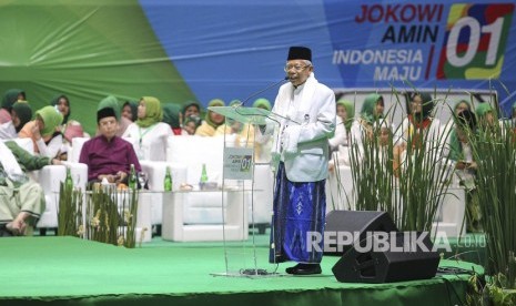 Calon Wakil Presiden nomor urut 01 Maruf Amin berpidato pada Majelis Taklim Bersalawat di Istora Senayan, Jakarta, Senin (8/4/2019).