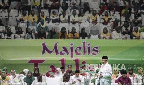 Calon Wakil Presiden nomor urut 01 Maruf Amin berpidato pada Majelis Taklim Bersalawat di Istora Senayan, Jakarta, Senin (8/4/2019). 