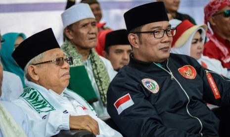 Calon Wakil Presiden nomor urut 01 Maruf Amin (kiri) bersama anggota tim pemenangan Paslon 01 Jokowi Maruf Amin, Ridwan Kamil (kanan) menghadiri kampanye akbar di Padalarang, Kabupaten Bandung Barat, Jawa Barat, Selasa (9/4/2019).