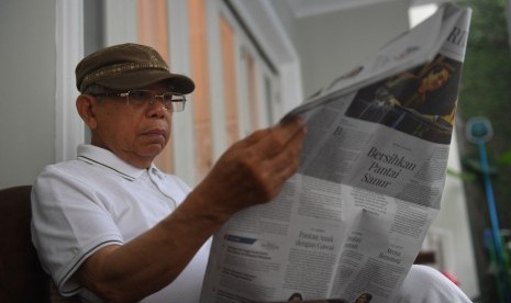 Calon Wakil Presiden nomor urut 01 Maruf Amin membaca koran di rumahnya, Jakarta.