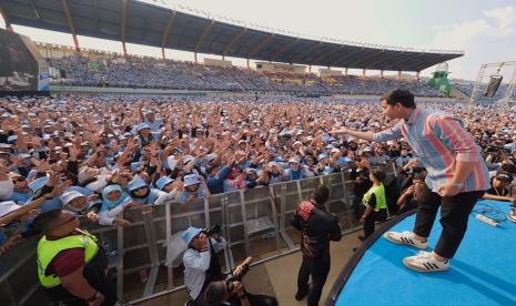 Calon wakil presiden nomor urut 02, Gibran Rakabuming Raka, hadir dalam Konser Musik yang bertajuk Selangkah Menuju Kemenangan, yang diadakan oleh Relawan Kopi Pagi  (Posko Pemilih Prabowo- Gibran) binaan Agus Gumiwang Kartasasmita, di Stadion Si Jalak Harupat, Kabupaten Bandung, Jumat (9/2/2024)