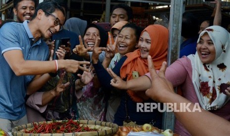  Calon Wakil Presiden nomor urut 02, Sandiaga Salahuddin Uno (kiri), berbincang dengan emak-emak saat berkunjung ke suatu daerah. (ilustrasi)