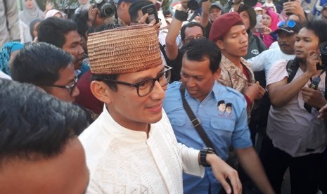 Calon Wakil Presiden nomor urut 02 Sandiaga Salahuddin Uno seusai menjalani napak tilas resolusi jihad dan meresmikan Rumah Pemenangan Jawa Timur di Jalan Gayungsari Barat, Menanggal, Gayungan, Surabaya, Senin (22/10)