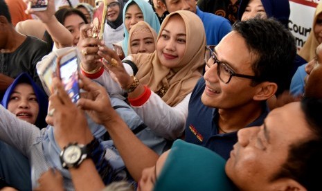 Calon Wakil Presiden nomor urut 02 Sandiaga Salahuddin Uno (kedua kanan) berswa foto dengan pelaku Usaha Mikro Kecil dan Menengah (UMKM) dan Pengusaha se-Surabaya di sela-sela dialog ekonomi awal tahun di Surabaya, Jawa Timur, Selasa (01/01/2019). 