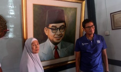 Calon Wakil Presiden nomor urut 02 Sandiaga Salahuddin Uno (kanan) berfoto bersama warga dengan latar belakang lukisan Wakil Presiden ke-1 RI Bung Hatta saat berkunjung di Museum Rumah Kelahiran Bung Hatta di Bukittinggi, Sumatera Barat, Rabu (6/3/2019). Sandiaga Salahuddin Uno mengatakan sangat terinspirasi pada Bung Hatta dari segi pendidikan. 