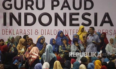 Calon Wakil Presiden nomor urut 02 Sandiaga Salahuddin Uno (keempat kanan) berdialog dengan guru-guru PAUD saat berkampanye di Surabaya, Jawa Timur, Kamis (4/4/2019). 