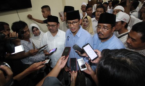 Calon Wakil Presiden nomor urut 02 Sandiaga Salahuddin Uno (tengah) didamping Direktur Materi Debat Badan Pemenangan Nasional (BPN) Prabowo-Sandi, Sudirman Said (keempat kiri) dan Sekretaris DPD Partai Gerindra Jawa Timur Anwar Sadad (ketiga kanan) memberikan keterangan pers di sela acara kunjungan ke Surabaya, Jawa Timur, Rabu (15/5/2019).