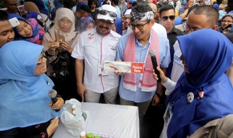 Calon Wakil Presiden nomor urut 02, Sandiaga Salahudin Uno (ketiga kanan) berbincang dengan pelaku Usaha Mikro, Kecil, dan Menengah (UMKM) di Kota Bogor, Jawa Barat, Kamis (8/11/2018).