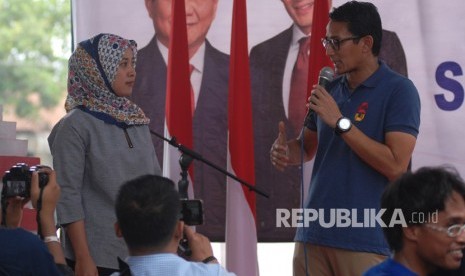 Calon Wakil Presiden nomor urut 02 Sandiaga Salahudin Uno (kanan) berdialog dengan warga saat meresmikan Roemah Djoeang di Borobudur, Magelang, Jawa Tengah, Ahad (18/11/2018). 