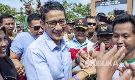 Calon Wakil Presiden nomor urut 02 Sandiaga Salahudin Uno (tengah) 