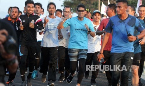 Sandiaga Uno (keempat kanan) lari pagi mengelilingi Waduk Lhokseumawe di Aceh, Ahad (3/2/2019). 