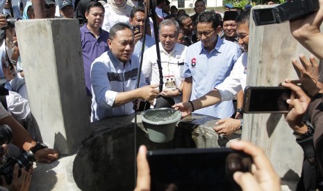 Calon Wakil Presiden nomor urut 02 Sandiaga Salahudin Uno (kanan) didampingi ketua MPR Zulkifli Hasan (ketiga kanan) berwudhu di sumur peninggalan Ir.Soekarno saat mengunjungi Rumah Pengasingan Bung Karno, Bengkulu, Sabtu (9/2/2019). 