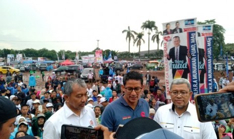 Calon Wakil Presiden nomor urut 02, Sandiaga Salahudin Uno sedang memberikan keterangan pers kepada wartawan usai berorasi pada kampanye terbuka di Lapangan Kobra, Tambun Selatan, Kabupaten Bekasi, Selasa (2/4).