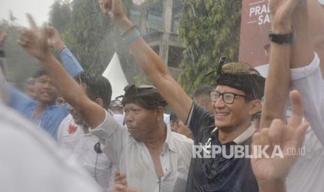 Calon Wakil Presiden nomor urut 02 Sandiaga Uno (kanan) menyapa pendukungnya saat kampanye di Lapangan Bhuana Patra, Buleleng, Bali, Selasa (9/4/2019). 