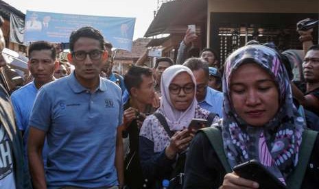 Calon Wakil Presiden nomor urut 02 Sandiaga Uno (kedua kiri) mengunjungi kampung batik di salah satu sentra batik Pesindon, Pekalongan, Jawa Tengah, Selasa (25/9). 