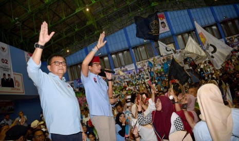 Calon Wakil Presiden nomor urut 02 Sandiaga Uno (kedua kiri) didampingi Ketua DPD Gerindra DKI Jakarta M Taufik (kiri) menyapa pendukungnya saat kampanye terbuka di Gelanggang Remaja Jakarta Utara, Tanjung Priok, Jakarta Utara, Senin (25/3/2019).