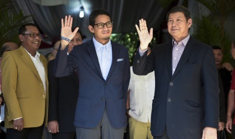 Calon Wakil Presiden nomor urut 02 Sandiaga Uno (kedua kiri) bersama Penanggung Jawab Tim Kuasa Hukum Badan Pemenangan Nasional (BPN) Hashim Djojohadikusumo (kanan) melambaikan tangan usai memberikan keterangan pers di kediaman Prabowo Subianto, Jalan Kertanegara, Jakarta, Jumat (24/5/2019).