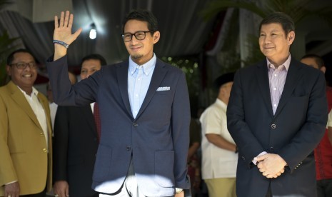 Calon Wakil Presiden nomor urut 02 Sandiaga Uno (kedua kiri) didampingi Penanggung Jawab Tim Kuasa Hukum Badan Pemenangan Nasional (BPN) Hashim Djojohadikusumo (kanan) melambaikan tangan usai memberikan keterangan pers di kediaman Prabowo Subianto, Jalan Kertanegara, Jakarta, Jumat (24/5/2019).