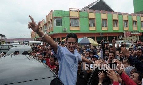 Calon Wakil Presiden nomor urut 02 Sandiaga Uno (kiri) menyapa pedagang dan warga saat berkunjung ke Pasar Modern Angso Duo di Jambi, Jumat (25/1/2019).