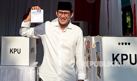 Calon Wakil Presiden nomor urut 02 Sandiaga Uno menunjukkan surat suara usai melakukan pencoblosan dalam Pemilu 2019 di TPS 02, Jakarta, Rabu (17/4/2019).