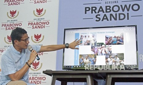 Calon Wakil Presiden nomor urut 02 Sandiaga Uno menyampaikan presentasi laporan dana kampanye di media center pemenangan Prabowo-Sandi di Jalan Sriwijaya, Jakarta, Senin (31/12/2018).