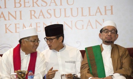 Calon Wakil Presiden nomor urut 02 Sandiaga Uno (tengah) berbincang dengan Presiden PKS Sohibul Iman (kiri) dan Ketua Majelis Syuro PKS Salim Segaf Al-Jufri (kanan) saat menghadiri kegiatan Maulid Nabi Muhammad SAW di DPP PKS Jalan TB Simatupang, Jakarta, Ahad (13/1/2019).