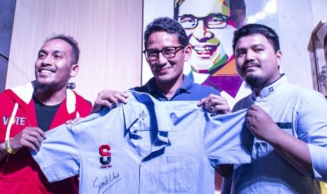 Calon Wakil Presiden nomor urut 02 Sandiaga Uno (tengah)