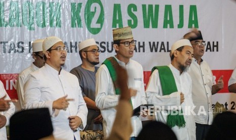 Calon Wakil Presiden Nomor urut 02 Sandiaga Uno (tengah) berdialog dengan ulama saat menghadiri silaturahmi dengan Komunitas Kyai Ahlussunnah Wal Jama'ah di Pekalongan, Jawa Tengah, Kamis (14/2/2019).