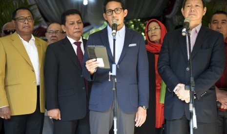 Calon Wakil Presiden nomor urut 02 Sandiaga Uno (tengah) memberikan keterangan pers didampingi Tim Kuasa Hukum Badan Pemenangan Nasional (BPN) di kediaman Prabowo Subianto, Jalan Kertanegara, Jakarta, Jumat (24/5/2019)