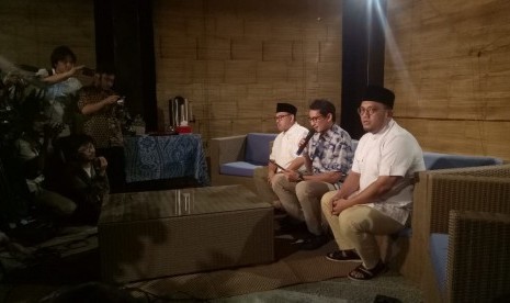 Calon wakil presiden nomor urut 02, Sandiaga Uno (tengah)melakukan jumpa pers, didampingi dua anggota Badan Pemenangan Nasional (BPN) Prabowo-Sandiaga, di Jalan Pulombangkeng nomor 5, Jakarta Selatan, Jumat (14/6). 