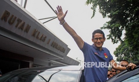 Calon Wakil Presiden Nomor urut 02 Sandiaga Uno usai menjenguk Ahmad Dhani di Rutan Kelas I Surabaya di Medaeng, Sidoarjo, Jawa Timur, Sabtu (16/2/2019). 