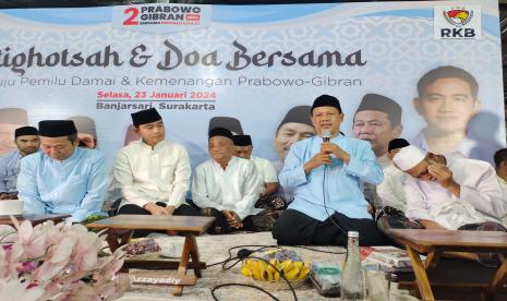 Calon Wakil Presiden nomor urut 2, Gibran Rakabuming Raka hadir bersama  ribuan santri, kyai, Gus, tokoh ulama dan umat muslim Se-Solo Raya  dalam Istighosah dan doa bersama di Ndalem almarhumah Ibu Sudjiatmi Notomiharjo (ibunda Presiden Jokowi) Sumber Solo, Selasa (23/1/2024).