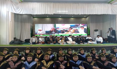 Calon wakil presiden nomor urut 3 Mahfud MD mengunjungi Pondok Pesantren Alquran Cijantung, Pemalayan, Kabupaten Ciamis, Jawa Barat, Jumat (15/12/2023).