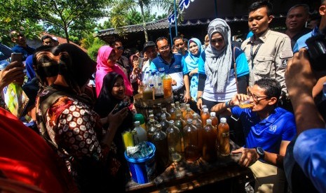 Calon Wakil Presiden nomor urut dua, Sandiaga Uno (kanan) mencicipi jamu olahan UMKM saat melakukan safari politik di Cengkir Heritage Resto & Cafe, Sleman, DI Yogyakarta, Sabtu (23/3/2019).