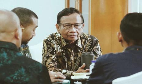 Calon wakil presiden nomor urut 3, Mahfud MD (tengah).