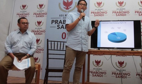 Calon Wakil Presiden RI nomor urut 02 Sandiaga Uno (kanan) didampingi Jubir Kampanye Prabowo-Sandiaga Uno, Sudirman Said (kiri) saat memaparkan dana kampanye yang diakukan di Media Center Prabowo-Sandi, Jakarta, Selasa (23/10/2018).