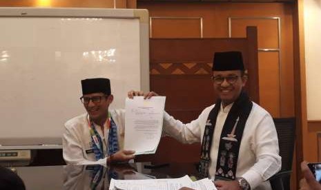 Jakarta deputy governor Sandiaga Salahuddin Uno bids a farewell to Jakarta governor Anies Rasyid Baswedan at City Hall, South Medan Merdeka, Central Jakarta, Friday (Aug 10).