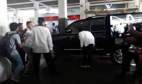 Calon Wakil Presiden Sandiaga Salahuddin Uno mencium mobil dinasnya untuk terakhir kalinya di Balai Kota DKI Jakarta, Jumat (10/8). 