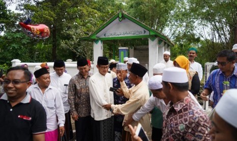 Calon wakil presiden Sandiaga Salahuddin Uno menghadiri Haul ke 133 Almarhum KH Abdul Karim di Pondok Pesantren (Ponpes) Sembilangan Kramat, Kabupaten Bangkalan, Jawa Timur, Ahad (27/1).