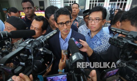 Calon Wakil Presiden RI Sandiaga Salahudin Uno diwawancara wartawan menghadiri kegiatan wisuda mahasiswa Universitas Pasundan (Unpas), di Gedung Sabuga, Kota Bandung, Rabu (14/11).