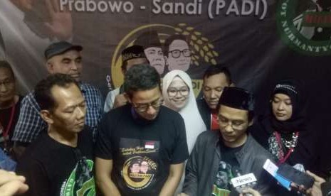 Calon wakil presiden, Sandiaga Uno, menerima kedatangan relawan Militan (GN) Gatot Nurmantyo di Posko Melawai 16, di Jakarta Selatan, Kamis (6/9). 