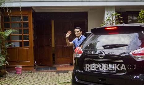 Calon Wakil Presiden Sandiaga Uno tiba di kediaman Capres Prabowo Subianto untuk mengikuti pertemuan koalisi pengusung Prabowo-Sandi, di kawasan Jalan Kertanegara, Jakarta, Kamis (20/9).