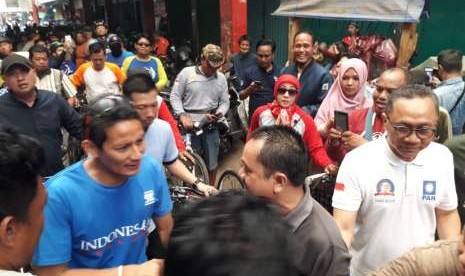 Calon Wakil Presiden Sandiaga Uno bersama Ketua Umum PAN Zulkifli Hasan bersepeda sehat keliling Kota Purwokerto, Selasa (25/9). Dalam kegiatan tersebut, Sandi sempat mengunjungi pedagang pasar di Pasar Wage. 